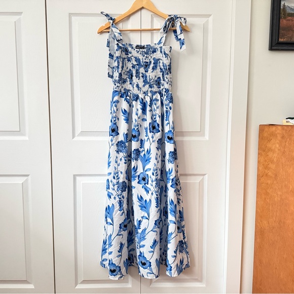 White Maxi Dress with Blue Floral Print and Tie Straps Smocked Summer SHEIN - Picture 3 of 12